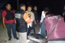 Kapolsek Buay Madang Timur (BMT) Iptu Swisspo, bersama Team Macan Putih memeriksa barang bawaan pengendara motor saat menggelar Patroli KRYD dan Razia Malam di kawasan Tanggul Desa Sukodadi, Kecamatan BMT, Kabupaten OKU Timur.