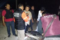 Kapolsek Buay Madang Timur (BMT) Iptu Swisspo, bersama Team Macan Putih memeriksa barang bawaan pengendara motor saat menggelar Patroli KRYD dan Razia Malam di kawasan Tanggul Desa Sukodadi, Kecamatan BMT, Kabupaten OKU Timur.