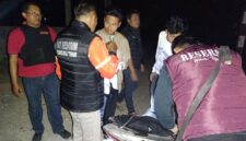 Kapolsek Buay Madang Timur (BMT) Iptu Swisspo, bersama Team Macan Putih memeriksa barang bawaan pengendara motor saat menggelar Patroli KRYD dan Razia Malam di kawasan Tanggul Desa Sukodadi, Kecamatan BMT, Kabupaten OKU Timur.