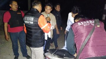 Kapolsek Buay Madang Timur (BMT) Iptu Swisspo, bersama Team Macan Putih memeriksa barang bawaan pengendara motor saat menggelar Patroli KRYD dan Razia Malam di kawasan Tanggul Desa Sukodadi, Kecamatan BMT, Kabupaten OKU Timur.