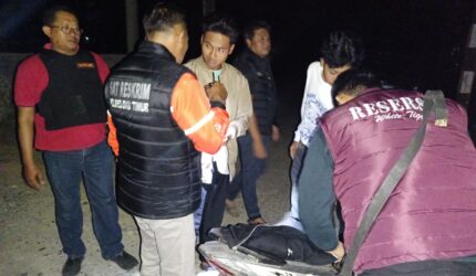 Kapolsek Buay Madang Timur (BMT) Iptu Swisspo, bersama Team Macan Putih memeriksa barang bawaan pengendara motor saat menggelar Patroli KRYD dan Razia Malam di kawasan Tanggul Desa Sukodadi, Kecamatan BMT, Kabupaten OKU Timur.