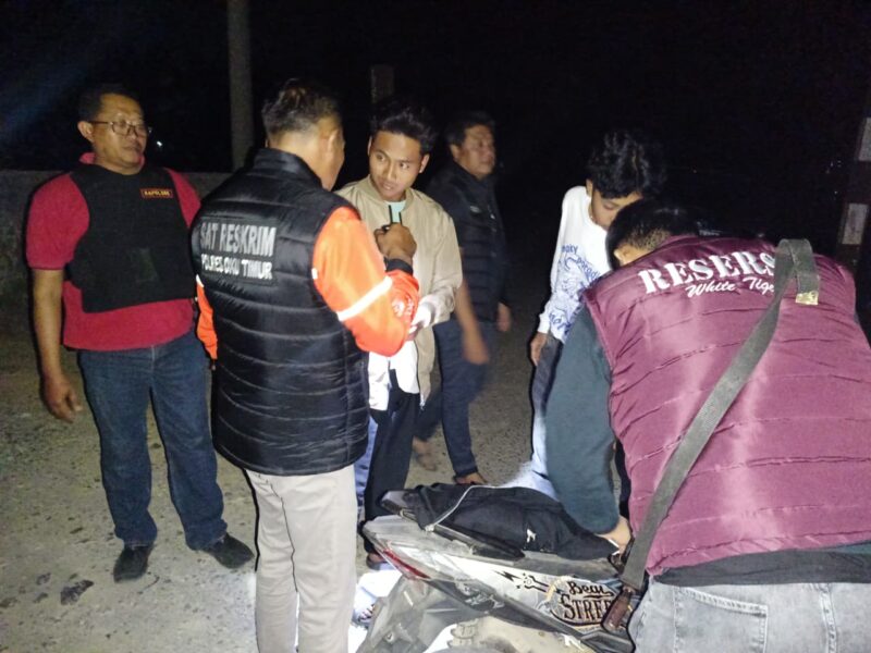 Kapolsek Buay Madang Timur (BMT) Iptu Swisspo, bersama Team Macan Putih memeriksa barang bawaan pengendara motor saat menggelar Patroli KRYD dan Razia Malam di kawasan Tanggul Desa Sukodadi, Kecamatan BMT, Kabupaten OKU Timur.