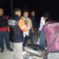 Kapolsek Buay Madang Timur (BMT) Iptu Swisspo, bersama Team Macan Putih memeriksa barang bawaan pengendara motor saat menggelar Patroli KRYD dan Razia Malam di kawasan Tanggul Desa Sukodadi, Kecamatan BMT, Kabupaten OKU Timur.