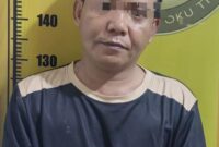 Pelaku beserta barang bukti saat diamankan. Foto: dokumen polisi.