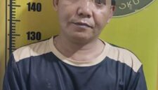 Pelaku beserta barang bukti saat diamankan. Foto: dokumen polisi.