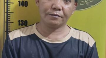 Pelaku beserta barang bukti saat diamankan. Foto: dokumen polisi.