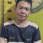 Pelaku beserta barang bukti saat diamankan. Foto: dokumen polisi.