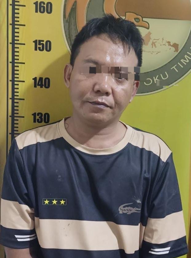 Pelaku beserta barang bukti saat diamankan. Foto: dokumen polisi.