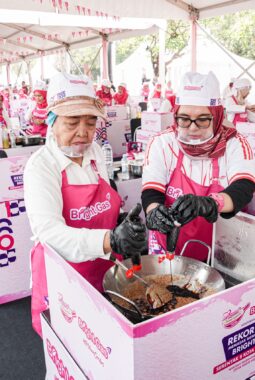 Masak Serentak di Delapan Kota, Pertamina Patra Niaga Bagikan 8.100 Porsi Makanan pada Hari Pelanggan Nasional