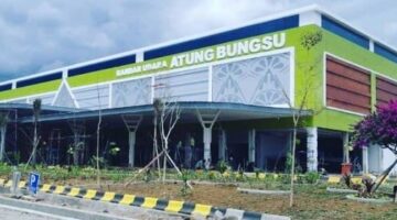 fhoto : bandara atung bungsu batalkan penerbangan dampak abu vulkanik anak krakatau