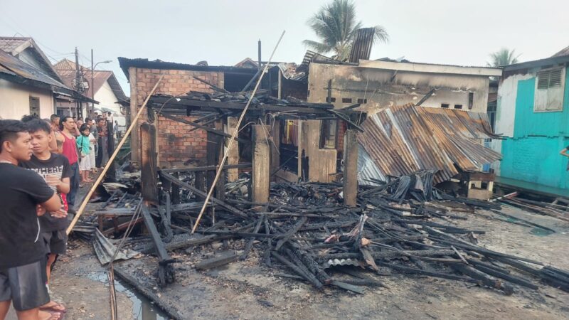 Foto : rumah yang terbakar