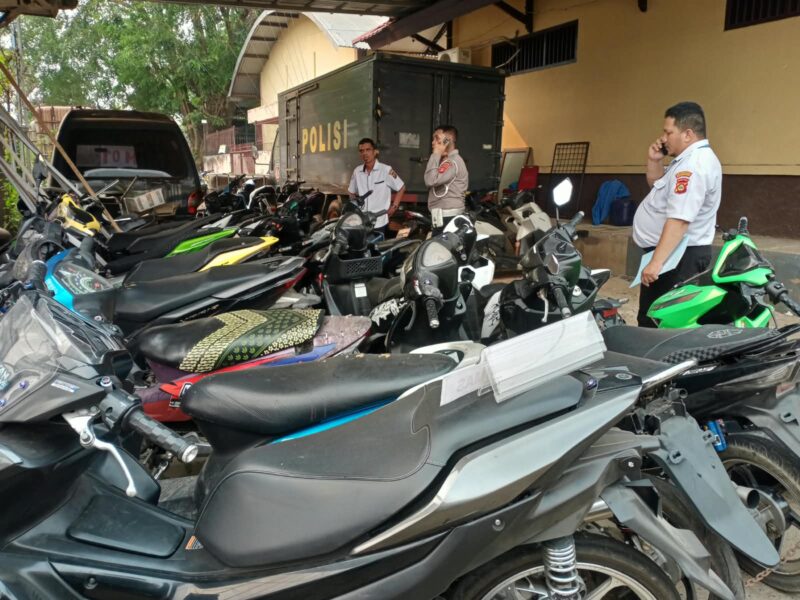 Foto : motor yang di amankan dan, foto kapolrestabes dan kasat reskrim