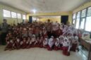 Kapolsek Buay Madang Timur, Iptu Swisspo, bersama personel Polsek, guru, dan ratusan siswa-siswi berfoto bersama dalam kegiatan Sambang, Cooling System, dan Pembagian Masker Gratis di SD N 1 Tekorejo, Desa Tekorejo, Kecamatan Buay Madang Timur, OKU Timur.