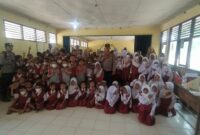 Kapolsek Buay Madang Timur, Iptu Swisspo, bersama personel Polsek, guru, dan ratusan siswa-siswi berfoto bersama dalam kegiatan Sambang, Cooling System, dan Pembagian Masker Gratis di SD N 1 Tekorejo, Desa Tekorejo, Kecamatan Buay Madang Timur, OKU Timur.