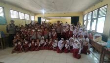 Kapolsek Buay Madang Timur, Iptu Swisspo, bersama personel Polsek, guru, dan ratusan siswa-siswi berfoto bersama dalam kegiatan Sambang, Cooling System, dan Pembagian Masker Gratis di SD N 1 Tekorejo, Desa Tekorejo, Kecamatan Buay Madang Timur, OKU Timur.