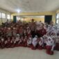 Kapolsek Buay Madang Timur, Iptu Swisspo, bersama personel Polsek, guru, dan ratusan siswa-siswi berfoto bersama dalam kegiatan Sambang, Cooling System, dan Pembagian Masker Gratis di SD N 1 Tekorejo, Desa Tekorejo, Kecamatan Buay Madang Timur, OKU Timur.