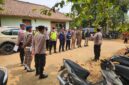 Kapolsek Buay Madang Timur, Iptu Swisspo, memberikan arahan langsung kepada personel kepolisian dan perangkat desa sebelum melaksanakan Patroli Mitigasi Karhutla di Desa Tambak Boyo, Kecamatan Buay Madang Timur, Kabupaten OKU Timur.