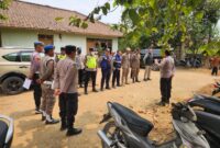 Kapolsek Buay Madang Timur, Iptu Swisspo, memberikan arahan langsung kepada personel kepolisian dan perangkat desa sebelum melaksanakan Patroli Mitigasi Karhutla di Desa Tambak Boyo, Kecamatan Buay Madang Timur, Kabupaten OKU Timur.