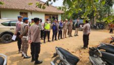 Kapolsek Buay Madang Timur, Iptu Swisspo, memberikan arahan langsung kepada personel kepolisian dan perangkat desa sebelum melaksanakan Patroli Mitigasi Karhutla di Desa Tambak Boyo, Kecamatan Buay Madang Timur, Kabupaten OKU Timur.