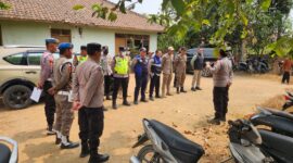Kapolsek Buay Madang Timur, Iptu Swisspo, memberikan arahan langsung kepada personel kepolisian dan perangkat desa sebelum melaksanakan Patroli Mitigasi Karhutla di Desa Tambak Boyo, Kecamatan Buay Madang Timur, Kabupaten OKU Timur.