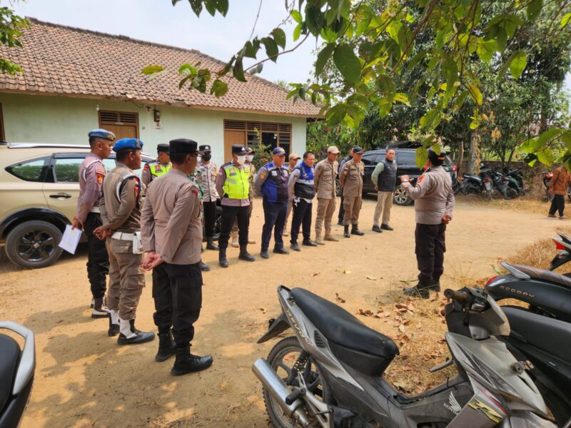 Kapolsek Buay Madang Timur, Iptu Swisspo, memberikan arahan langsung kepada personel kepolisian dan perangkat desa sebelum melaksanakan Patroli Mitigasi Karhutla di Desa Tambak Boyo, Kecamatan Buay Madang Timur, Kabupaten OKU Timur.