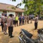 Kapolsek Buay Madang Timur, Iptu Swisspo, memberikan arahan langsung kepada personel kepolisian dan perangkat desa sebelum melaksanakan Patroli Mitigasi Karhutla di Desa Tambak Boyo, Kecamatan Buay Madang Timur, Kabupaten OKU Timur.