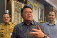 Gubernur Sumsel, Herman Deru saat diwawancarai usai rapat di Griya Agung Palembang, Selasa (8/9/2026). Foto: Tia