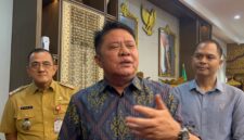 Gubernur Sumsel, Herman Deru saat diwawancarai usai rapat di Griya Agung Palembang, Selasa (8/9/2026). Foto: Tia