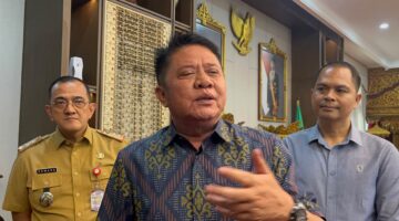 Gubernur Sumsel, Herman Deru saat diwawancarai usai rapat di Griya Agung Palembang, Selasa (8/9/2026). Foto: Tia