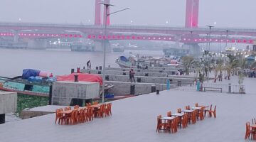 Kabut Asap yang Terlihat menutupi Jembatan Ampera Palembang
