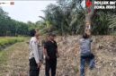 Kapolsek Buay Madang Timur (BMT) Iptu Swisspo, memantau pemasangan spanduk imbauan larangan membakar lahan di kawasan perkebunan Desa Tambak Boyo, OKU Timur, Sumatera Selatan.