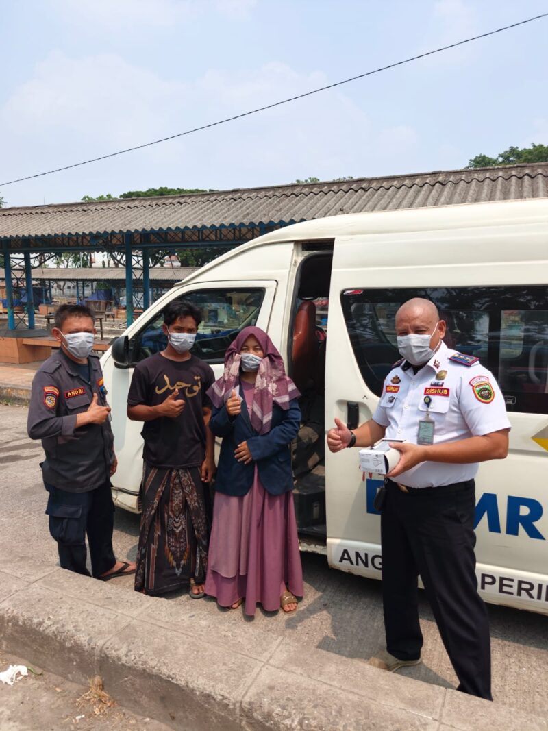 Menyikapi Dampak Kabut Asap Karhutla, Korsatpel Terminal Jakabaring Bagikan Ratusan Masker Gratis