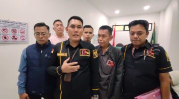 Saat tim Kuasa hukum masyarakat Kenten Raya, Sapriadi Syamsuddin SH MH ketika ditemui di PN Palembang, Rabu (9/9/2026)