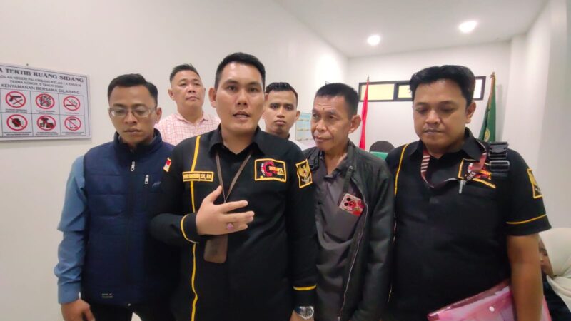Saat tim Kuasa hukum masyarakat Kenten Raya, Sapriadi Syamsuddin SH MH ketika ditemui di PN Palembang, Rabu (9/9/2026)