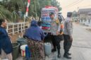 Kapolsek Buay Madang Timur Iptu Swisspo, memimpin langsung penyaluran 2.000 liter bantuan air bersih kepada warga yang terdampak kekeringan musim kemarau di Desa Teko Rejo, OKU Timur.