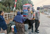 Kapolsek Buay Madang Timur Iptu Swisspo, memimpin langsung penyaluran 2.000 liter bantuan air bersih kepada warga yang terdampak kekeringan musim kemarau di Desa Teko Rejo, OKU Timur.
