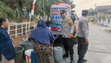 Kapolsek Buay Madang Timur Iptu Swisspo, memimpin langsung penyaluran 2.000 liter bantuan air bersih kepada warga yang terdampak kekeringan musim kemarau di Desa Teko Rejo, OKU Timur.