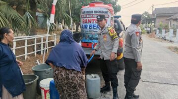 Kapolsek Buay Madang Timur Iptu Swisspo, memimpin langsung penyaluran 2.000 liter bantuan air bersih kepada warga yang terdampak kekeringan musim kemarau di Desa Teko Rejo, OKU Timur.