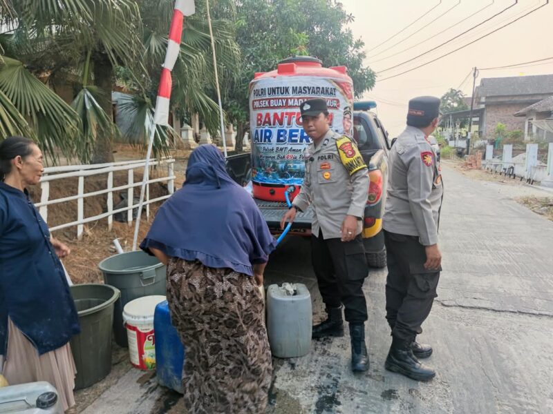 Kapolsek Buay Madang Timur Iptu Swisspo, memimpin langsung penyaluran 2.000 liter bantuan air bersih kepada warga yang terdampak kekeringan musim kemarau di Desa Teko Rejo, OKU Timur.
