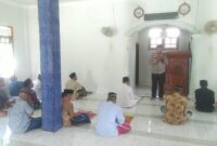 Kapolsek Buay Madang Timur Iptu Swisspo, memberikan imbauan pencegahan kebakaran hutan dan lahan (Karhutla) kepada jemaah usai pelaksanaan salat Jumat.