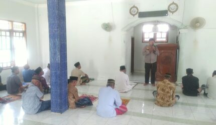 Kapolsek Buay Madang Timur Iptu Swisspo, memberikan imbauan pencegahan kebakaran hutan dan lahan (Karhutla) kepada jemaah usai pelaksanaan salat Jumat.