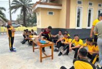 Kapolsek Buay Madang Timur Iptu Swisspo, memberikan pengarahan langsung kepada jajaran Kanit dan anggota Polsek BMT saat menggelar Anev Tupoksi rutin.