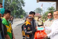 Relawan membagikan masker kepada masyarakat di Kota Palembang dalam aksi “Peduli Berbagi Masker”, Jumat (11/9/2026).