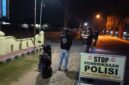 Personel Polsek Buay Madang Timur melakukan pemeriksaan kendaraan dan pengendara saat menggelar razia KRYD di Jalan Lintas Martapura - Belitang, OKU Timur.