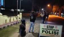 Personel Polsek Buay Madang Timur melakukan pemeriksaan kendaraan dan pengendara saat menggelar razia KRYD di Jalan Lintas Martapura - Belitang, OKU Timur.