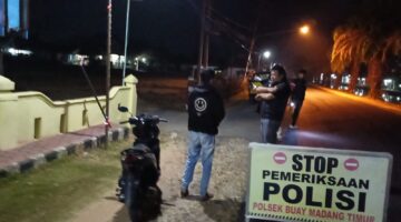 Personel Polsek Buay Madang Timur melakukan pemeriksaan kendaraan dan pengendara saat menggelar razia KRYD di Jalan Lintas Martapura - Belitang, OKU Timur.