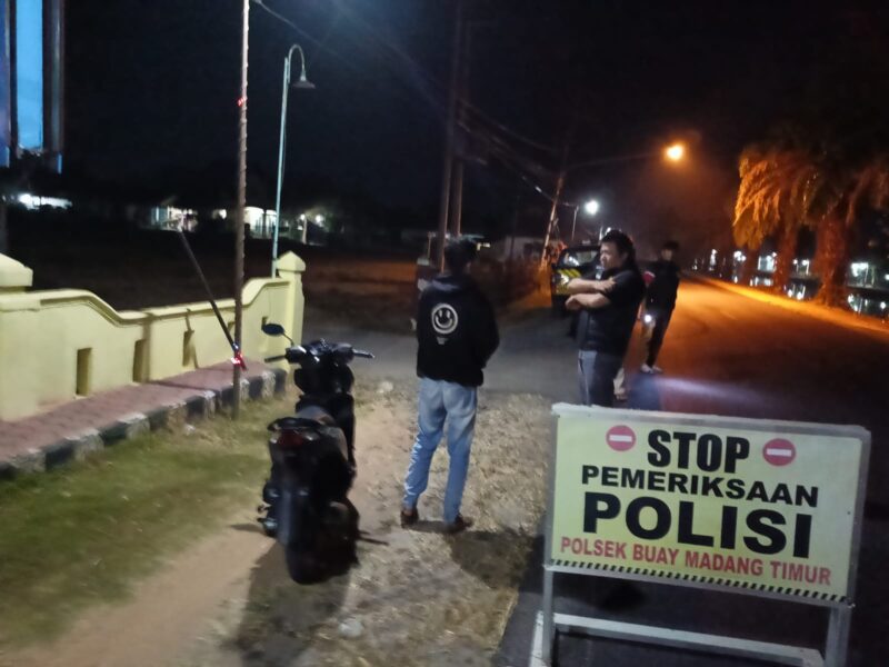 Personel Polsek Buay Madang Timur melakukan pemeriksaan kendaraan dan pengendara saat menggelar razia KRYD di Jalan Lintas Martapura - Belitang, OKU Timur.