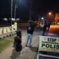 Personel Polsek Buay Madang Timur melakukan pemeriksaan kendaraan dan pengendara saat menggelar razia KRYD di Jalan Lintas Martapura - Belitang, OKU Timur.