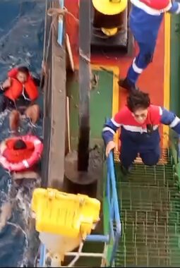 Kapal Pertamina Patra Niaga Bantu Selamatkan 16 Korban KMP Virgo Transport 08
