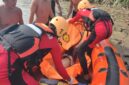 Tim SAR Gabungan mengevakuasi jasad Sulaiman bin Mustofa (10) ke atas perahu karet di tepi Sungai Komering, Desa Tanjung Kemala, Kecamatan Martapura, Kabupaten OKU Timur, Sumatera Selatan.